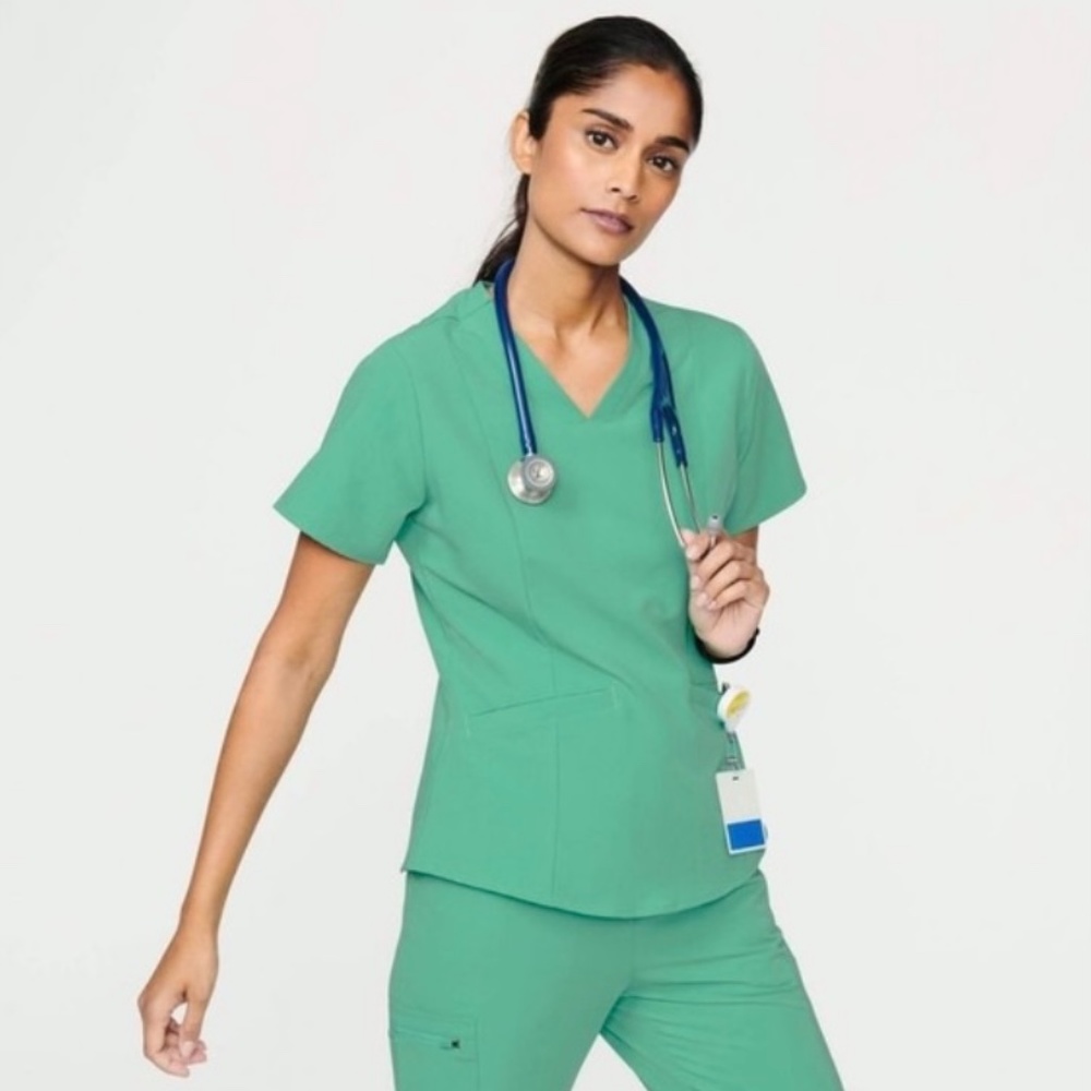 Women’s Surgical Green Casma Slim Two-Pocket Scrub Top